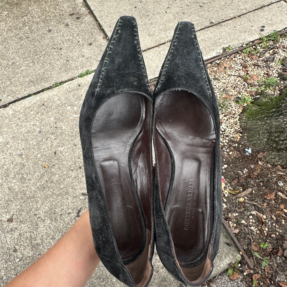 BOTTEGA VENETA suede kitten heel pumps